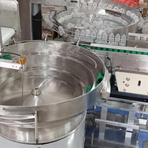 Sistema de alimentación de piezas con escape