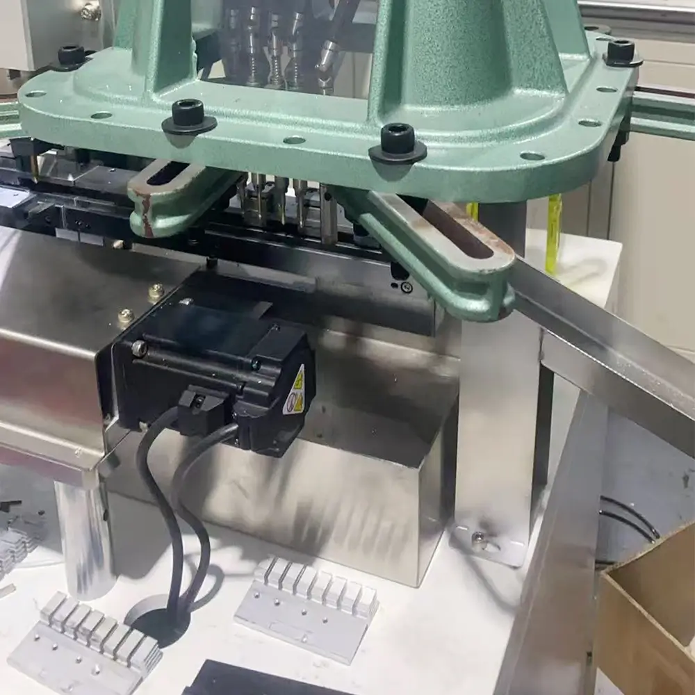 Automatic circuit breaker assembly machine5 Automatic circuit breaker assembly machine5
